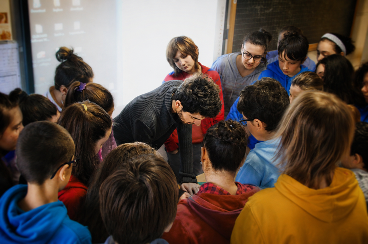 Matteo che insegna calligrafia a scuola