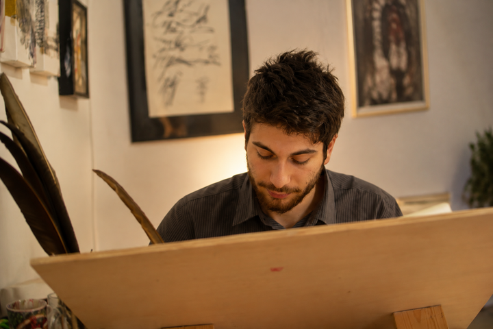 Matteo che lavora nel suo studio in Corso Peschiera 315 a Torino