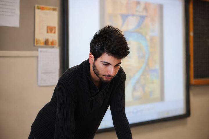 Matteo che insegna calligrafia a scuola